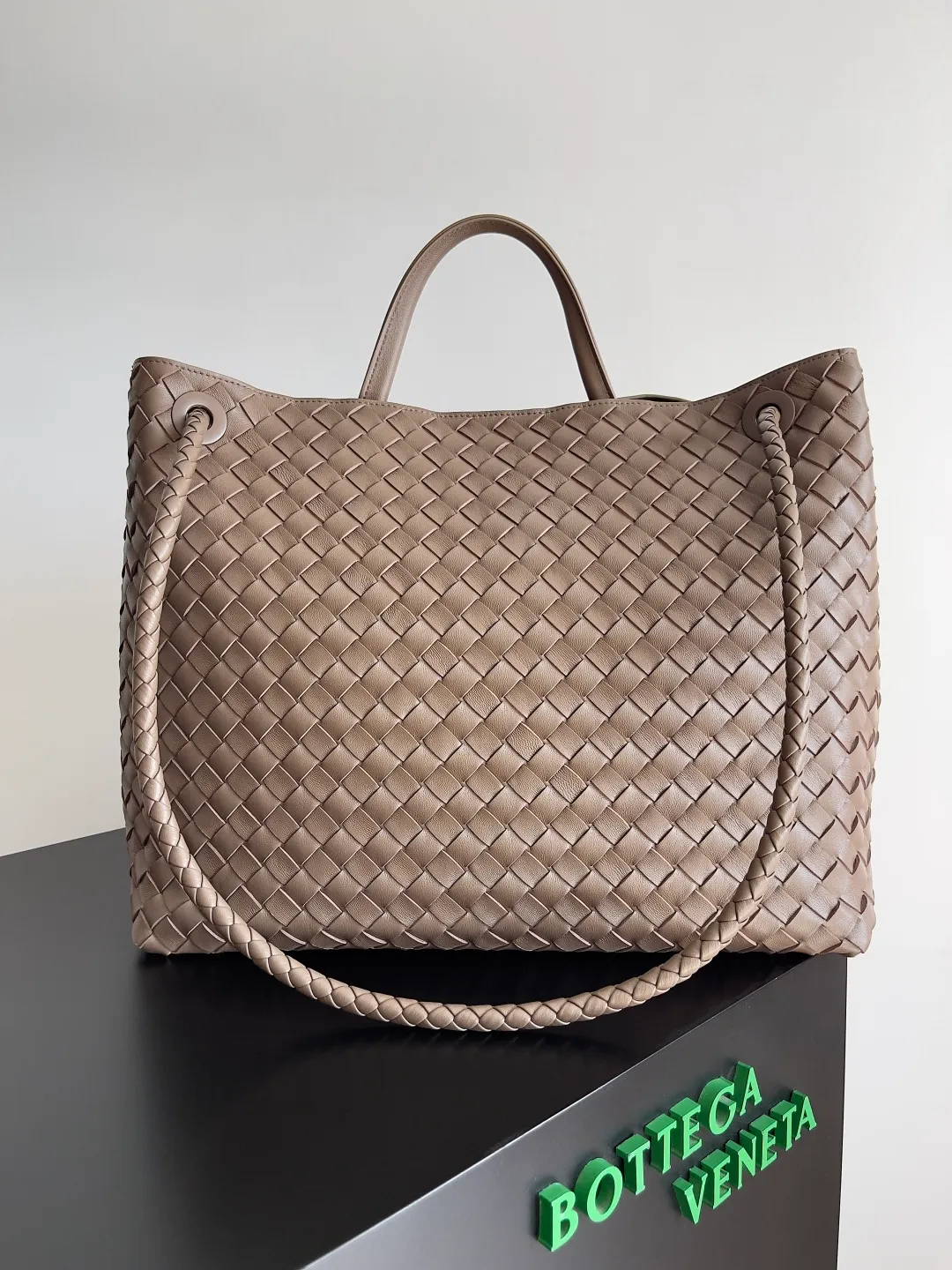 Batch 3760 Recently, the same style of bag that celebrities love is both high-end and practical. Michelle Yeoh, Kim Namjoon, Jing Boran, Tong Liya, Sun Qian, Wu Qianyu, Du Juan, Ma Yili and Bai Baihe are all carrying Bottega Veneta summer series Andiamo handbags. Andiamo has a simple structure and rounded lines. The whole piece is made of Nappa leather. It is comfortable, soft and dynamic. It adds interest to daily life and can be easily matched with various styles. Andiamo handbags are available in three sizes: small, medium and large. There are many colors to choose from, which can meet different needs. You can really carry it whether it is daily or attending events. Style number: 743575 Size: 45*22*34cm